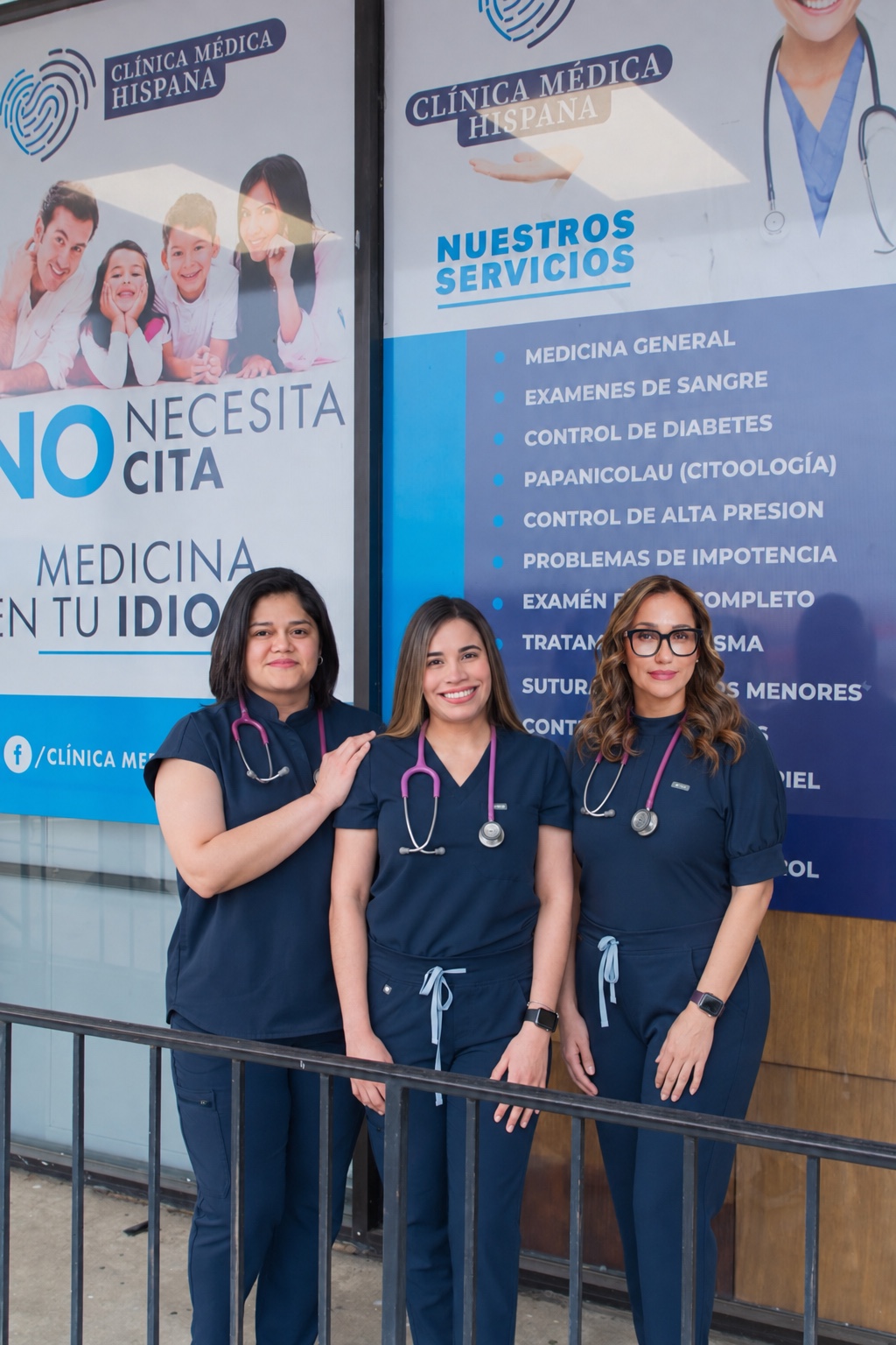 Equipo médico bilingüe de Clínica Médica Hispana en su consultorio