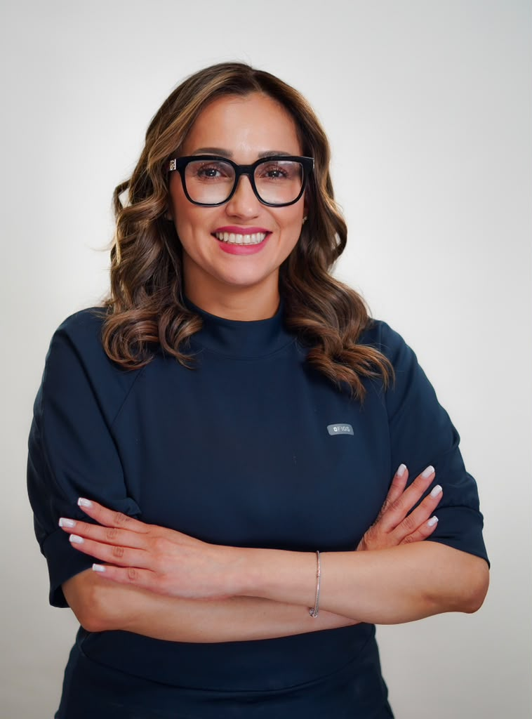 Doctor de Clínica Médica Hispana con bata blanca y estetoscopio