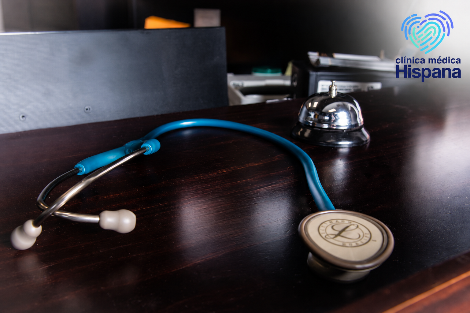 Personal médico atendiendo en el consultorio de la clínica